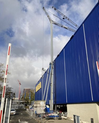 Bouwma's bouwkranen helpen Lemo Koepels Europe B.V bij het plaatsen van lichtkoepels op IKEA's dak