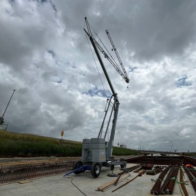 Mobiele bouwkranen voor nieuwe fiets- en voetgangerstunnel