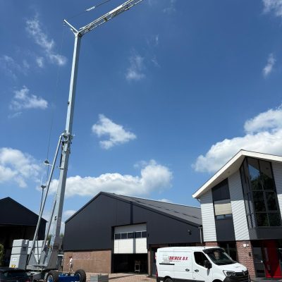 Mobiele bouwkraan voor de bouw van luxe villa’s