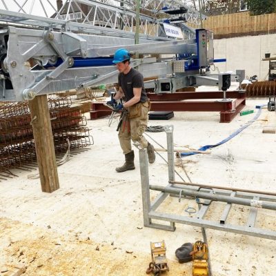 Bouwkraan in bouwput leveren