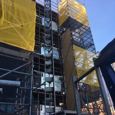 Het plaatsen en opbouwen van de Bouwma personen-/goederenlift in Haarlem