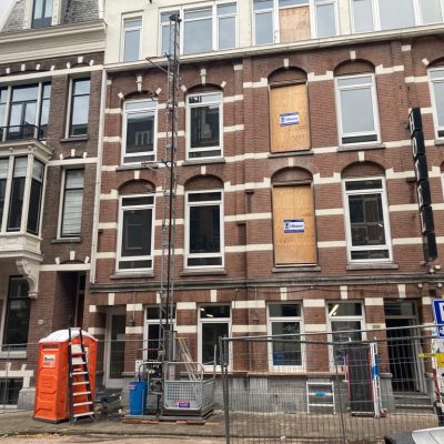 Inzet van bouwlift bij renovatie van hotel in Amsterdam